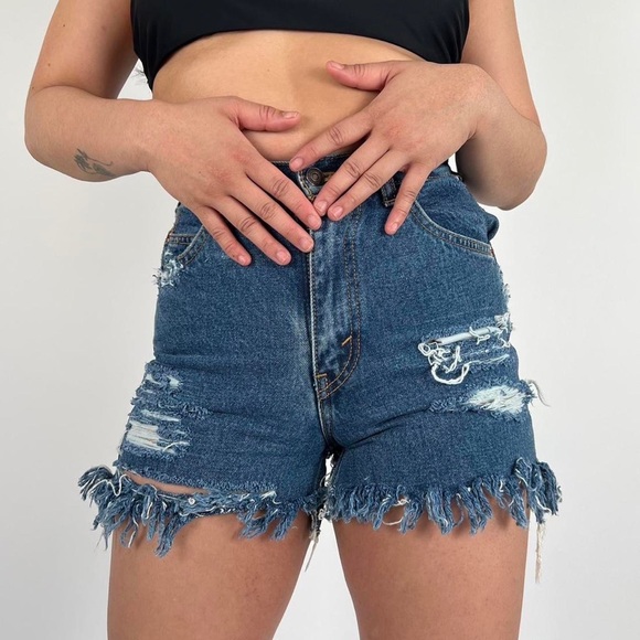 Levi’s high waisted distressed cut off denim shorts - Picture 3 of 4
